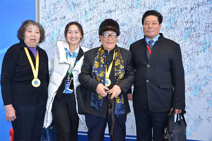 陳董事長(zhǎng)在全球企業(yè)家生態(tài)論壇與演講家合影！