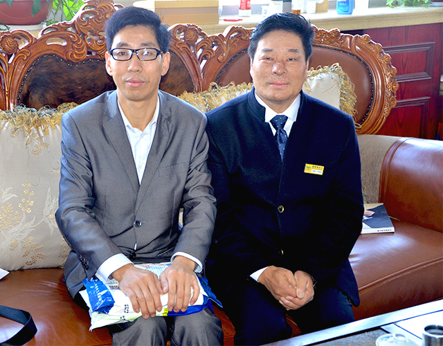 塑料廠家李總和陳總合影