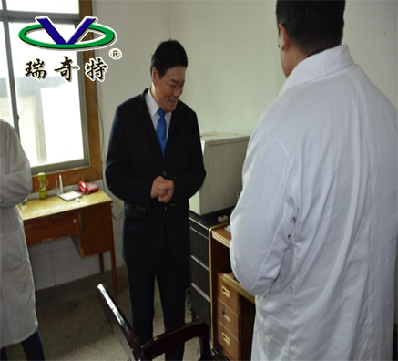 瑞奇特化工懂事長陳繼瑞為2017年熒光增白劑市場進行視察